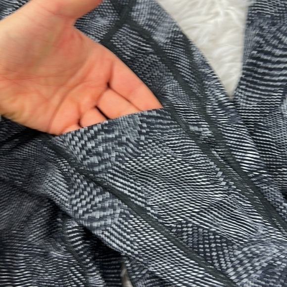 Lululemon Time To Sweat Crop 23" Velocity Mesh Island Mist Black - Picture 2 of 5